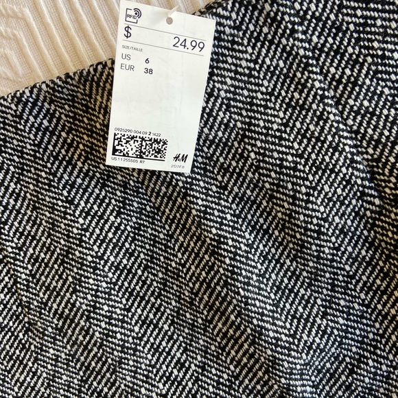 Black & White H&M Pencil Skirt (size 6) - Picture 2 of 3